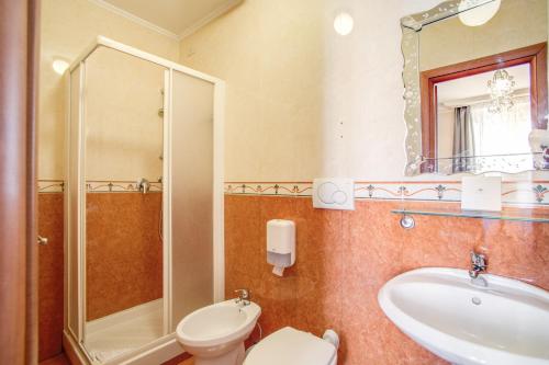 Koupelna v ubytování Hotel Caravaggio