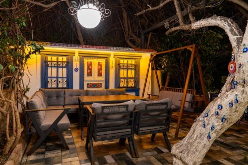 a room with a table and chairs and a house at Çağlar my hause apart otel in Turgutreis