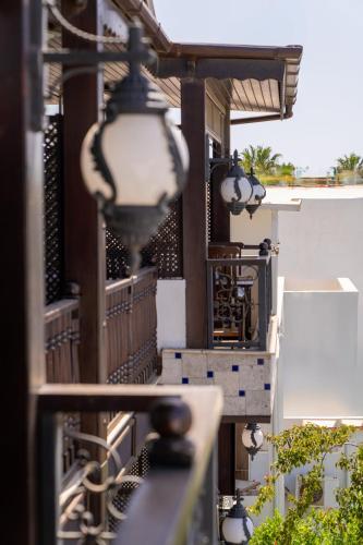 a street light on the side of a building at Çağlar my hause apart otel in Turgutreis