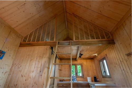 una cabina in legno con una scala nel soffitto di Cortijo señora de las Angustias 1 ad Alanís