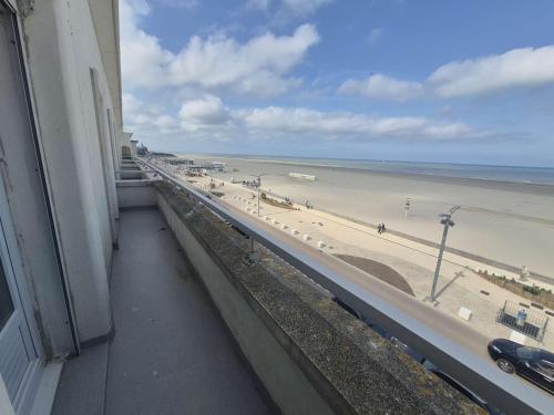 Appart T2 rénové front de mer avec balcon et parking à Berck-Plage - FR-1-674-12