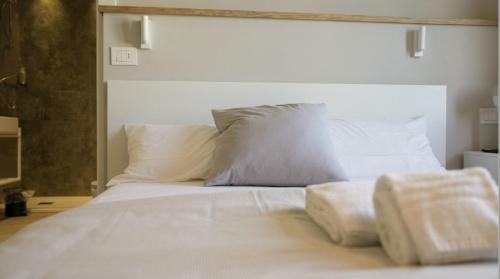 Letto o letti in una camera di CASA NEDA Affitacamere
