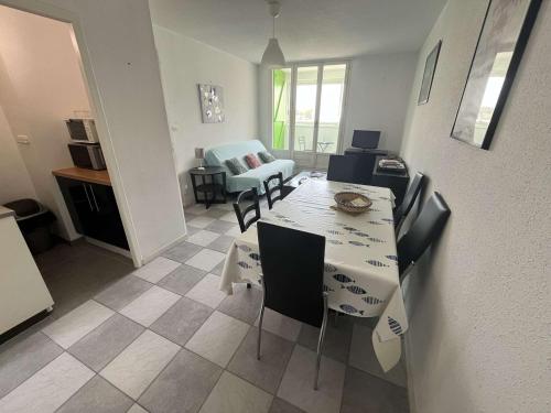 une table à manger et des chaises dans un salon dans l'établissement Charmant T3 en bord de mer, parking privé, animaux admis, non-fumeurs, proche commerces et pistes cyclables - FR-1-324A-59, à Saint-Hilaire-de-Riez