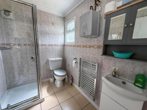 Ένα μπάνιο στο Superb Chalet In Nearby Hemsby Beach In Norfolk With Free Wifi Ref 00122Ba
