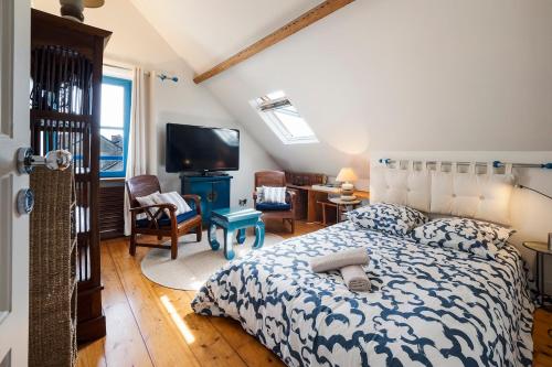une chambre avec un lit et une télévision à écran plat dans l'établissement Maison charme tout à pied coeur Pouliguen, au Pouliguen