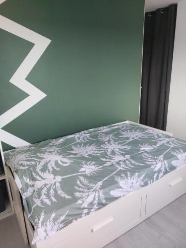 - une chambre avec un lit et une couette grise et blanche dans l'établissement Villa de standing avec piscine et climatisation, à Caissargues