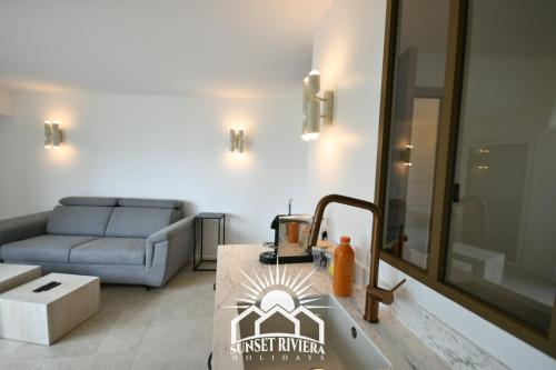 La salle de bains est pourvue d'un lavabo et d'un canapé. dans l'établissement LE PORT VAUBAN for 4 by SUNSET RIVIERA HOLIDAYS, à Antibes