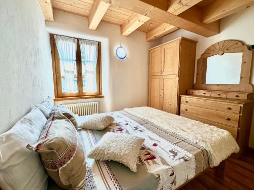 een kleine slaapkamer met een bed en een dressoir bij Alpine Escape 6 in Bormio