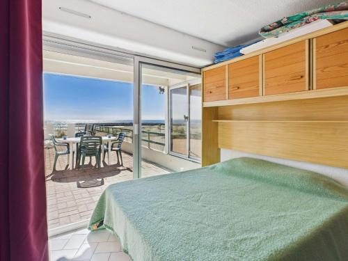 une chambre avec un lit et un balcon avec vue dans l'établissement Appartement RDC 4 pers, vue mer, parking privé, non-fumeur! - FR-1-423-26, au Grau-dʼAgde