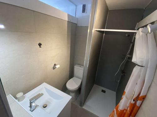 une petite salle de bain avec un lavabo et des toilettes dans l'établissement Appt 2 pièces 4 pers climatisé avec balcon, parking et animaux admis à 150m de la plage - FR-1-229C-46, à Port-la-Nouvelle