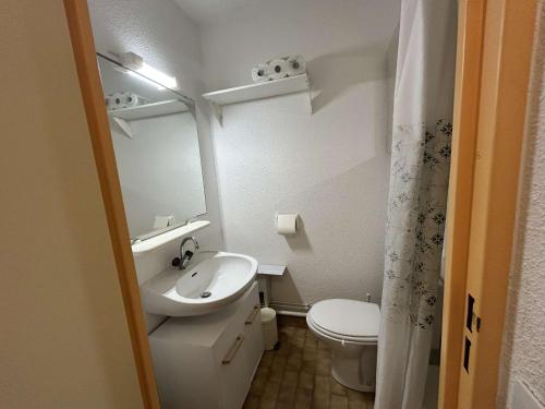 une petite salle de bain avec un lavabo et des toilettes dans l'établissement Studio cabine 4 pers avec piscine, terrasse, proche commodités - Grau-du-Roi - FR-1-250-140, au Grau-du-Roi