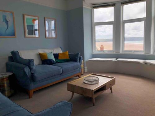 Posezení v ubytování Spacious flat - fabulous sea views & walk to beach