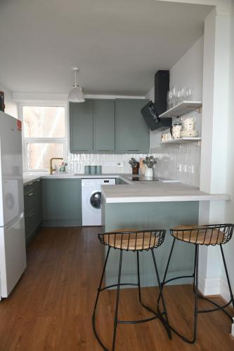 Kuchyň nebo kuchyňský kout v ubytování Spacious flat - fabulous sea views & walk to beach
