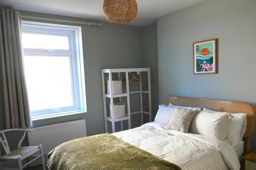 Postel nebo postele na pokoji v ubytování Spacious flat - fabulous sea views & walk to beach