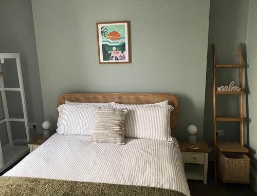 Postel nebo postele na pokoji v ubytování Spacious flat - fabulous sea views & walk to beach