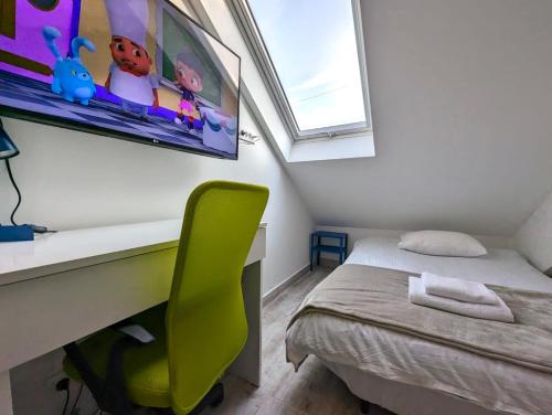 Tiny Studio w Detached Bath