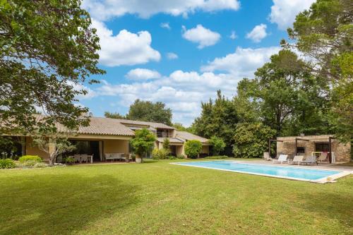 une maison avec une cour et une piscine dans l'établissement Villa des Pres, à Eyragues