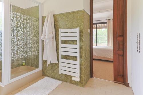 une salle de bain avec douche et miroir dans l'établissement Villa des Pres, à Eyragues