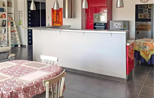 Η κουζίνα ή μικρή κουζίνα στο 2 Bedroom Awesome Apartment In Sauvian