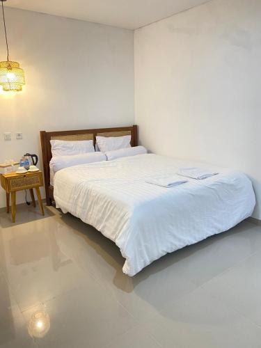 Postel nebo postele na pokoji v ubytování Home Stay Room In Bali Near Sanur Beach