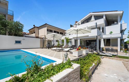 Luxurious Apartment In Vodice With Swimming Pool
