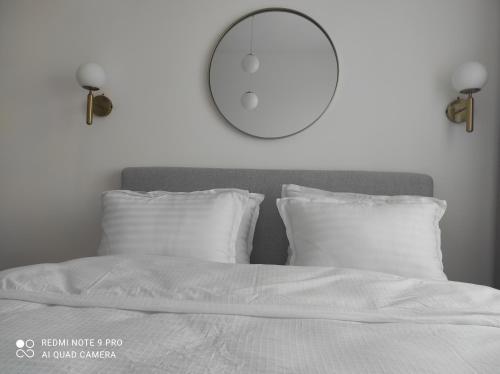 Postel nebo postele na pokoji v ubytování Lullaby apartment 2, moderan stan sa spavaćom sobom i besplatnim parkingom