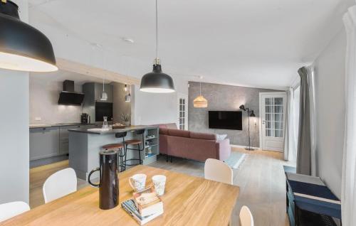 una cucina e un soggiorno con un tavolo e un divano di Lovely Home In Faxe Ladeplads With Wifi a Fakse Ladeplads