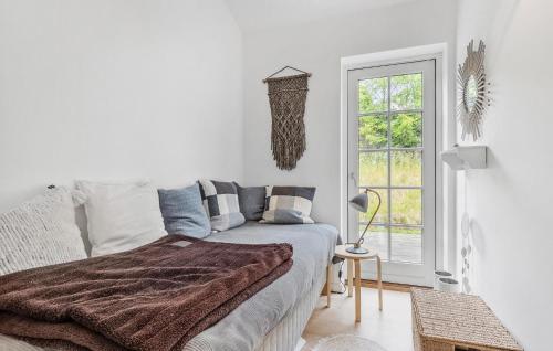 Postel nebo postele na pokoji v ubytování Cozy Home In Dronningmølle With Wifi