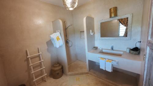 Bilik mandi di RiccArDella House Rafiki Tamu
