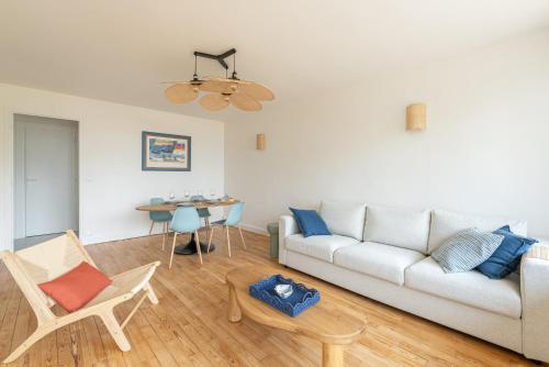 un salon avec un canapé et une table dans l'établissement Appartement face Nausicaa , balcon vue mer, à Boulogne-sur-Mer