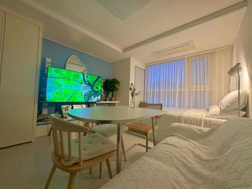 TV a/nebo společenská místnost v ubytování Namak Stay