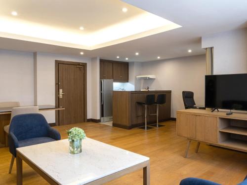 TV a/nebo společenská místnost v ubytování Rembrandt Residences Bangkok