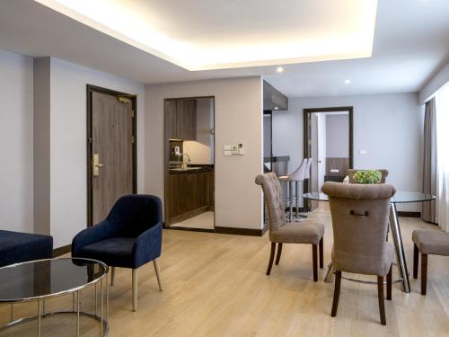 Posezení v ubytování Rembrandt Residences Bangkok