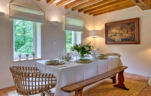 une salle à manger avec une table et des chaises blanches dans l'établissement Stunning Home In Fontaine-Henry, à Fontaine-Henry