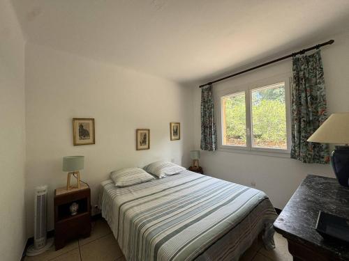 une chambre avec un lit et une fenêtre dans l'établissement Villa avec piscine privée, proche plage - FR-1-100-345, à La Croix-Valmer