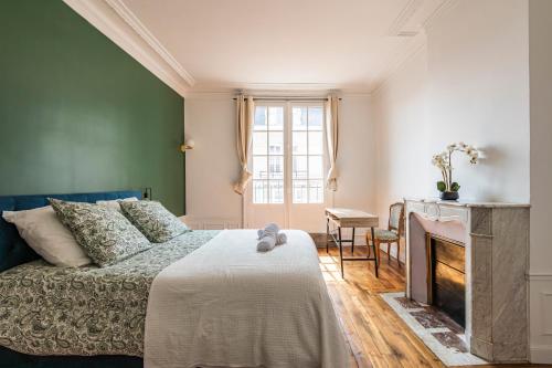 une chambre avec un lit et une cheminée dans l'établissement The Jeanne d'Arc - Center - Cathedral, à Reims