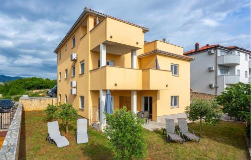 2 Bedroom Gorgeous Apartment In Omisalj