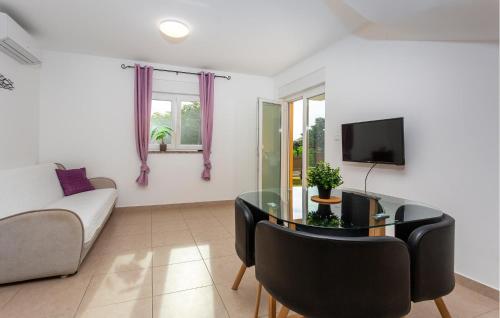 a living room with a couch and a table at 2 Bedroom Gorgeous Apartment In Omisalj in Omišalj