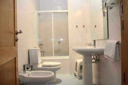 A bathroom at Hotel Solar dos Pachecos