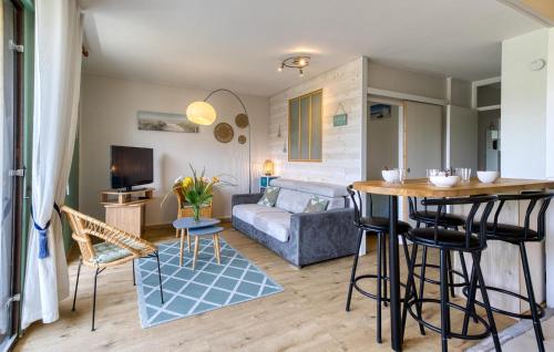 ein Wohnzimmer mit Sofa und Tisch in der Unterkunft Bel Appartement Proche Mer in Royan