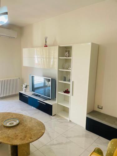 Μια τηλεόραση ή/και κέντρο ψυχαγωγίας στο Casa Vacanze "LE DUE RONDINI"
