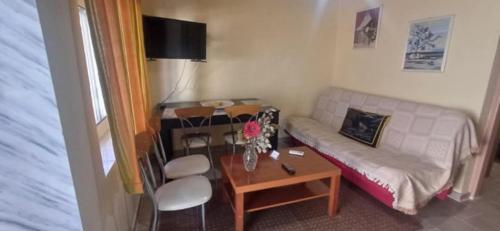 ein Wohnzimmer mit Couch und Tisch in der Unterkunft Villa Mpou in Ávdhira