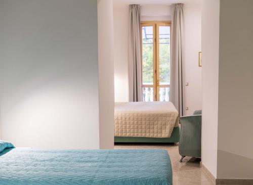 a bedroom with two beds and a window at Park Hotel Villa Maria in San Menaio