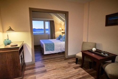 Ένα ή περισσότερα κρεβάτια σε δωμάτιο στο Alto Calafate Hotel