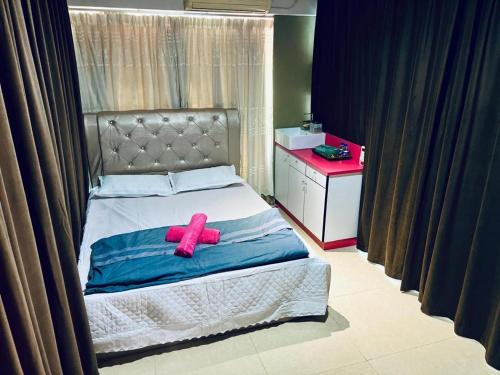 Ένα ή περισσότερα κρεβάτια σε δωμάτιο στο Standard Queen room with shared bathroom by MyPOCKETT