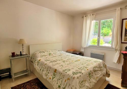 une chambre avec un lit et une fenêtre dans l'établissement GALLEBEN - Coquette et confortable maison, à Capbreton