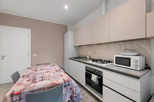 Kuchyň nebo kuchyňský kout v ubytování La Casa Di Angio - Val D'Intelvi