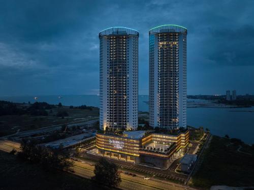 マラッカにあるBirkin International Hotelの夜は高い建物が2棟ライトアップされています。