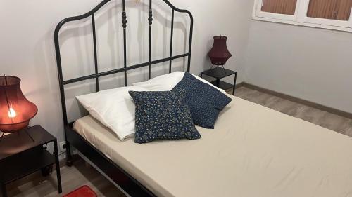 un lit avec deux oreillers dessus dans une chambre dans l'établissement Appartement 2 chambres, à Avignon