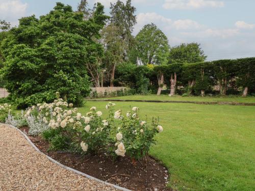 a garden with a bunch of flowers in a yard at The Old Vicarage in Hinton Saint George